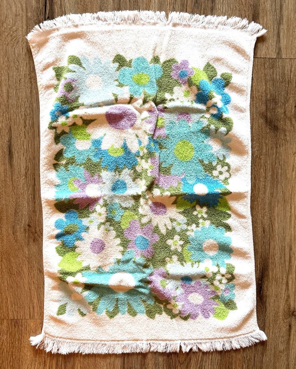 Vintage MCM Mid Century Fieldcrest 1970s Flower Power Hand Towel 100% Cotton USA